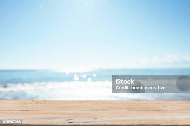 背景にぼかしビーチで空の木板 - 背景のストックフォトや画像を多数ご用意 - 背景, 浜辺, テーブル