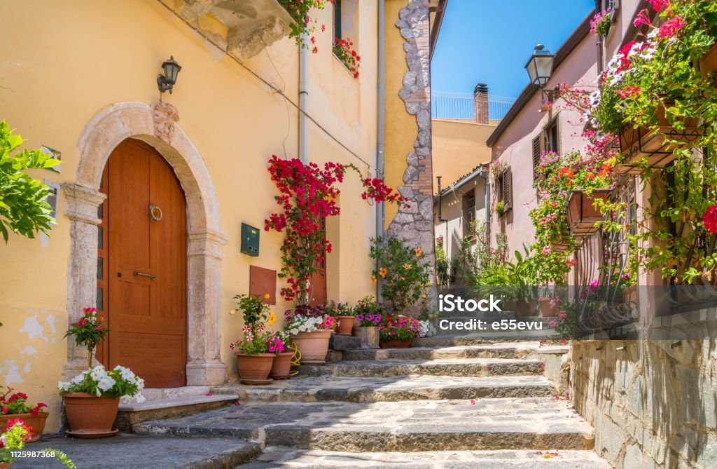 Vista panoramica a Forza d'Agrò, pittoresca cittadina della provincia di Messina, Sicilia, Italia meridionale. - Foto stock royalty-free di Sicilia