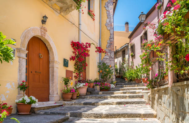 scenic view in forza d'agrò, picturesque town in the province of messina, sicily, southern italy. - italy imagens e fotografias de stock