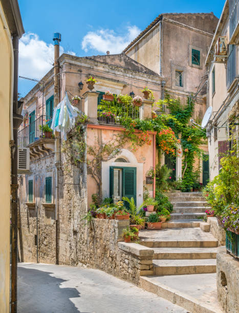 сценическое зрелище в модике, знаменитом городе в стиле барокко на сицилии, на юге италии. - modica photography italy sunlight стоковые фото и изображения