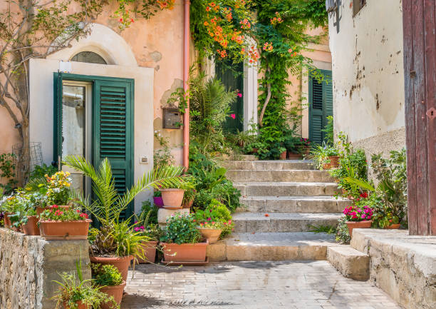 vista escénica en modica, ciudad famosa barroco en sicilia, sur de italia. - scicli fotografías e imágenes de stock