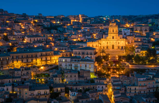 modica in the evening, amazing city in the province of ragusa, in the italian region of sicily (sicilia). - scicli imagens e fotografias de stock