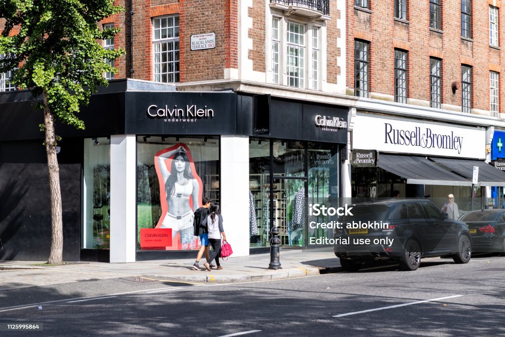 vurdere Sprog Vedholdende Chelsea Shopping Area With People Walking On Pavement Sidewalk Street  Pedestrians And Sign For Calvin Klein Underwear Retail Store Stock Photo -  Download Image Now - iStock
