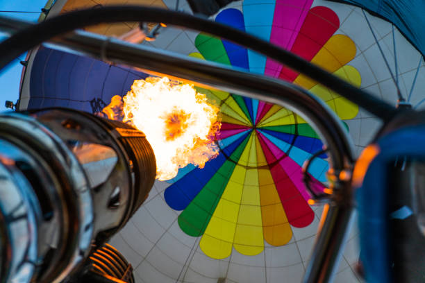 heißluft-ballon-brenner aus dem korb - inflating stock-fotos und bilder