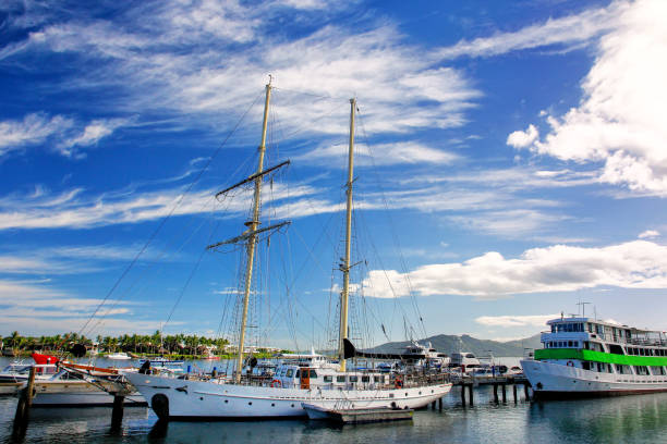 barcos ancorados no porto de denarau, viti levu, fiji - denarau - fotografias e filmes do acervo