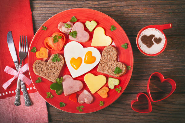 petit déjeuner le jour de la saint-valentin sur une table en bois rustique. - fried egg lettuce vegetable lunch photos et images de collection