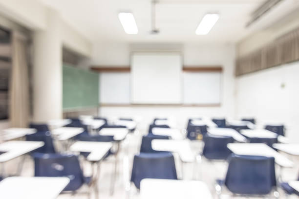 sfocata l'istruzione in classe sfondo vuoto lezione lezione lezione vista interna senza insegnante né studente - classroom foto e immagini stock