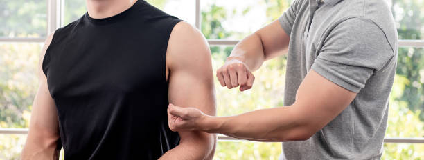 terapeuta da masaje a paciente masculino de atleta para el concepto de fisioterapia deportiva - massaging men swedish culture male fotografías e imágenes de stock