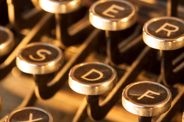 close up view of dusty and worn antique typewriter keys - typebar business retro revival letter imagens e fotografias de stock