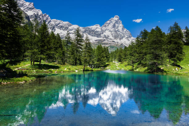 herrliche aussicht auf das matterhorn (cervino) spiegelt sich auf der blauen see (lago blu) in der nähe von breuil-cervinia, aostatal, italien - matterhorn stock-fotos und bilder