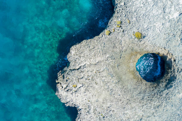 вид с воздуха на карибское море и прибрежную зону в кюрасао - standing water water coastal feature the natural world стоковые фото и изображения