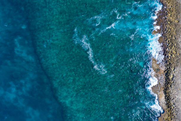 вид с воздуха на карибское море и прибрежную зону в кюрасао - standing water water coastal feature the natural world стоковые фото и изображения