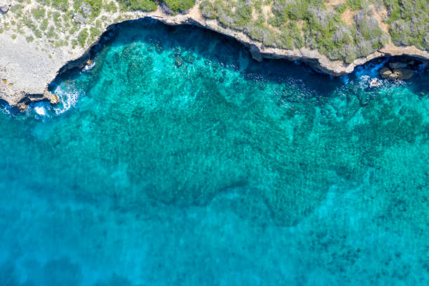 вид с воздуха на карибское море и прибрежную зону в кюрасао - standing water water coastal feature the natural world стоковые фото и изображения