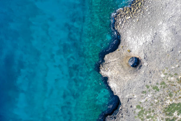 вид с воздуха на карибское море и прибрежную зону в кюрасао - standing water water coastal feature the natural world стоковые фото и изображения