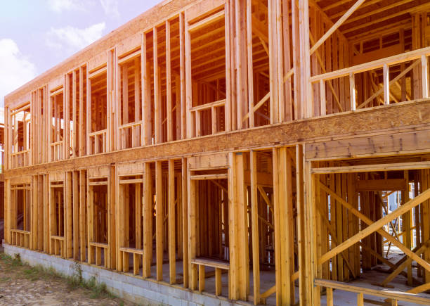 クローズ アップ新しいスティック木造ホーム青空フレーミング構造木製フレームの下工事には家を建てた。 - home improvement construction house nail ストックフォトと画像