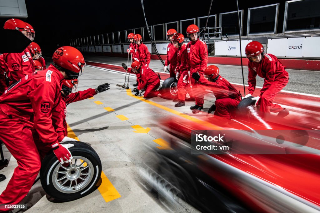 Roten Formel-Rennwagen Boxenstopp verlassen - Lizenzfrei Boxenstop Stock-Foto