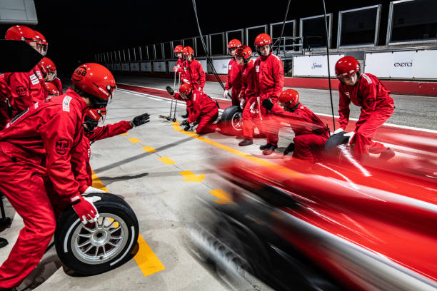 auto da corsa in formula rossa che lascia il pit stop - motor racing track sports race car motorized sport foto e immagini stock