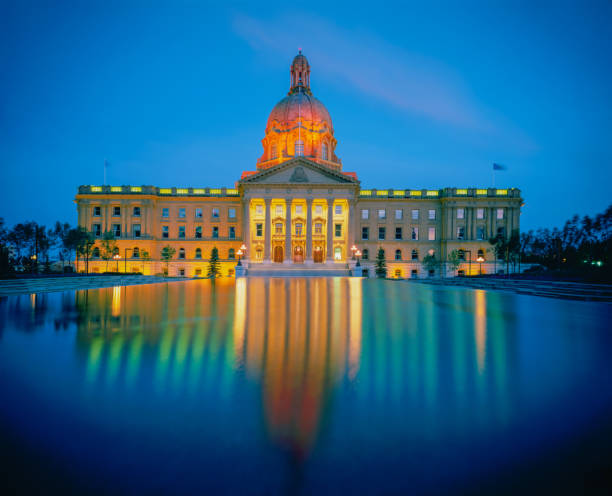 edifício do parlamento com pátio e fonte de edmonton, alberta, canadá - parliament building fotos - fotografias e filmes do acervo