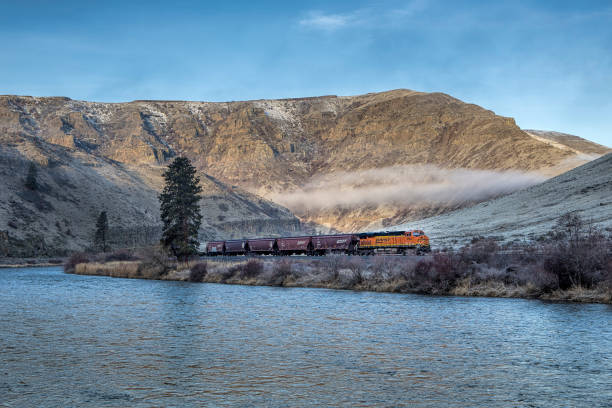 Cтоковое фото Поезд движется через каньон Якима.