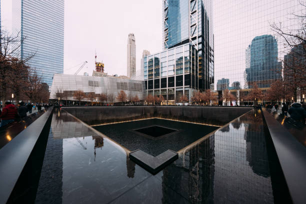 chutes d’eau nationales de 11 septembre memorial - overcast day new york city manhattan photos et images de collection