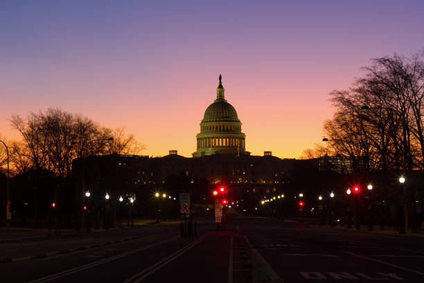 アメリカ、ワシントン dc の夜明けペンシルベニア アベニューからアメリカ合衆国議会議事堂のビュー。 - prominence ストックフォトと画像