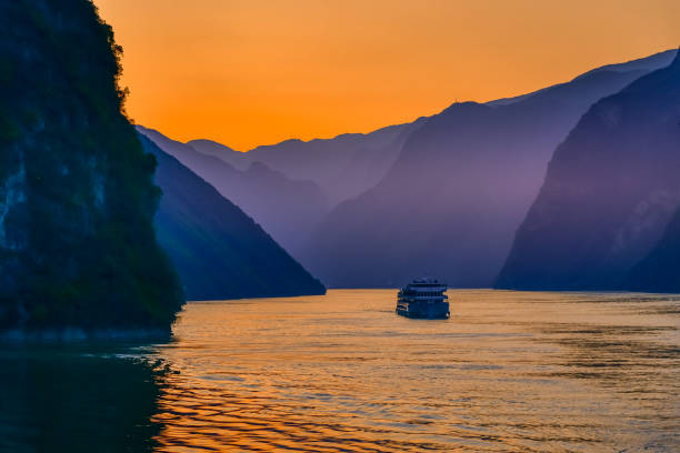 Sunset on Yangtze river  with cruise boat golden hours sunset on the Yangtze river, three gorges, China yangtze river stock pictures, royalty-free photos & images