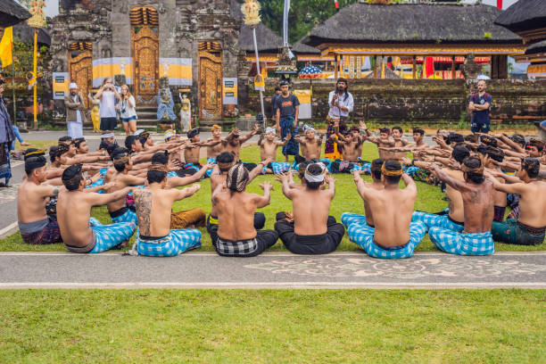 bali - 20 mai 2018: traditionelle balinesische kecak-tanz bei ulun danu tempel auf der insel bali, indonesien - 11084 stock-fotos und bilder