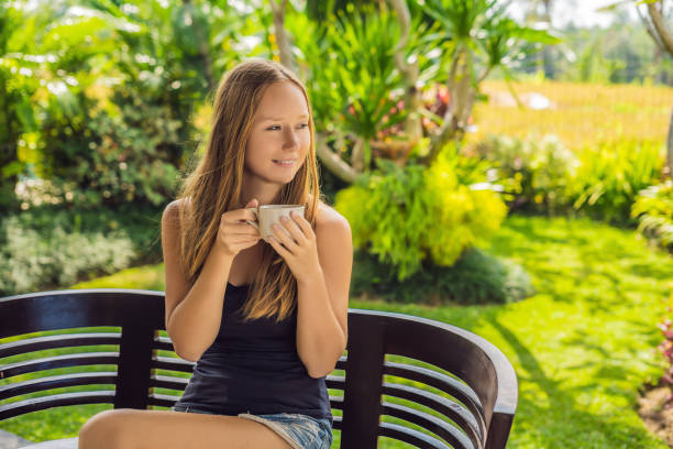 女性は、テラスで朝食を食べるします。この日全体のエネルギーを高める - 11194 ストックフォトと画像