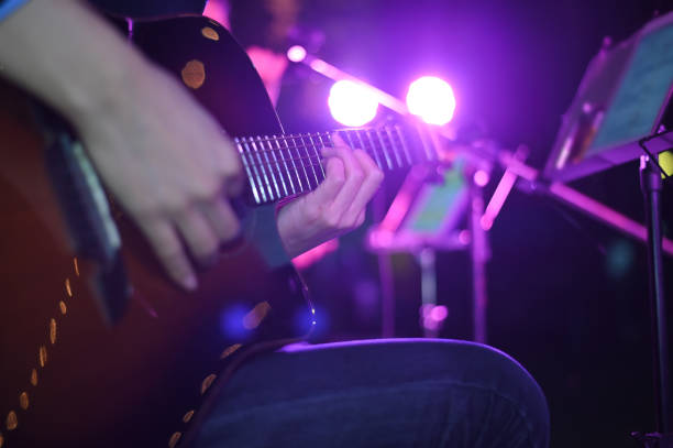 zbliżenie gitarzysta gra. mężczyźni grający na gitarze akustycznej. - musician close up human hand black zdjęcia i obrazy z banku zdjęć