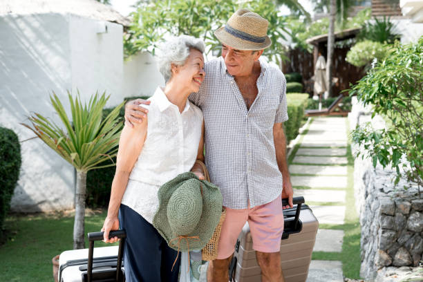 старшая пара в отпуске - love anniversary lifestyles outdoors стоковые фото и изображения