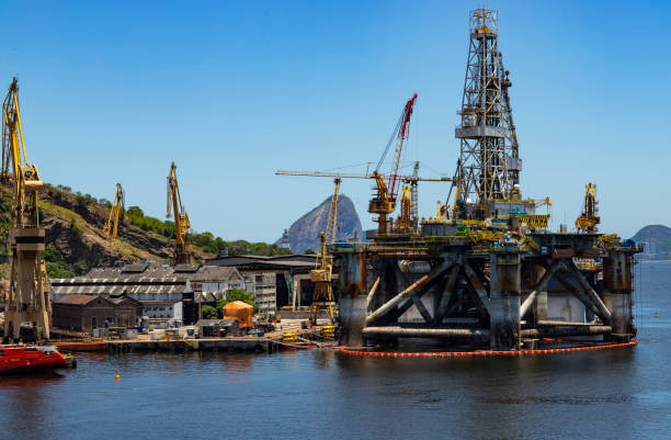 реформирование нефтяной башни. порт города нитерой, штат рио-де- - oil rig brazil oil industry petroleum стоковые фото и изображения