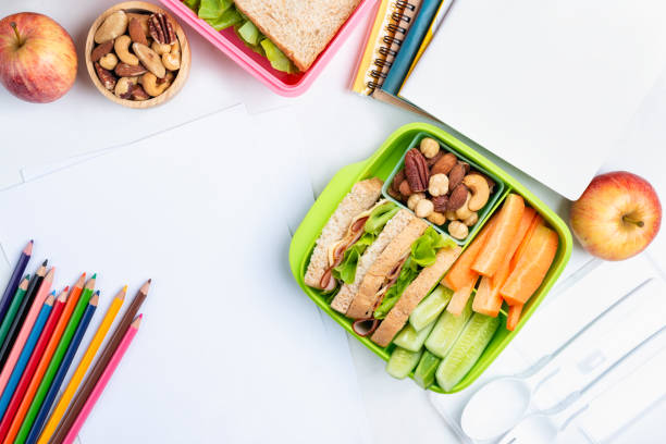 coffret déjeuner de sandwich au jambon fromage avec concombre, carotte et noix, apple dans des boîtes. bento kid emballé pour l’école. aliments sains et alimentation. vue de dessus avec l’espace de la copie. - lunch packed lunch lunch box apple photos et images de collection