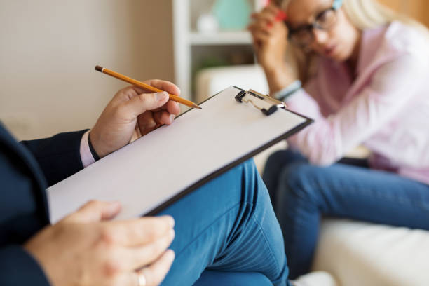 woman at therapy session - behavioral problems imagens e fotografias de stock