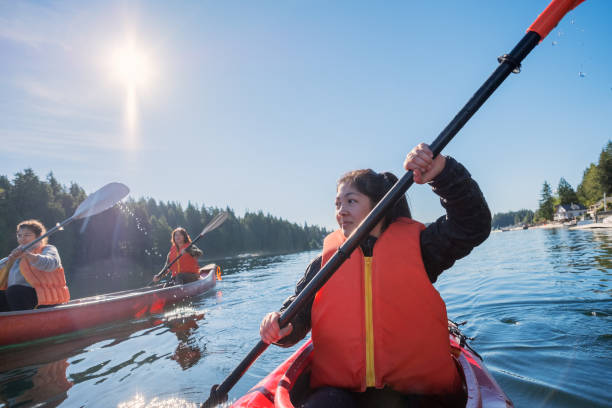 2 세대 다 인종 가족 카약, 원격 입구에서 카누 - women kayaking life jacket kayak 뉴스 사진 이미지