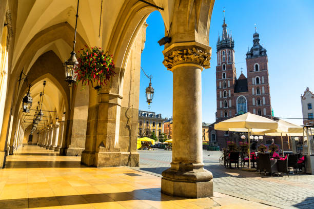 크 라 코 프, 폴란드의 주요 시장 광장에 피복 홀과 세인트 메리 대성당 - polish culture poland malopolskie province cathedral 뉴스 사진 이미지