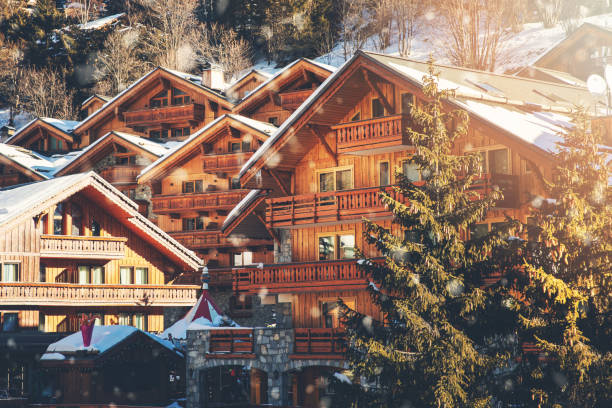 chalés em meribel de esqui nos alpes, frança - ski resort snow hotel mountain - fotografias e filmes do acervo