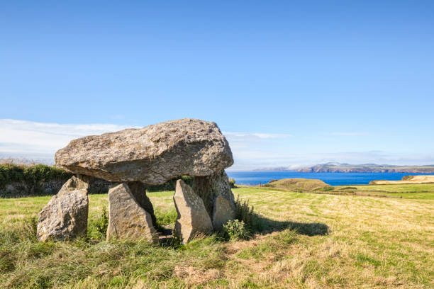 carreg samson, un sepulcro de dolmen neolítico en la costa de pembrokeshire, en gales, cerca de abercastle - megalith fotografías e imágenes de stock