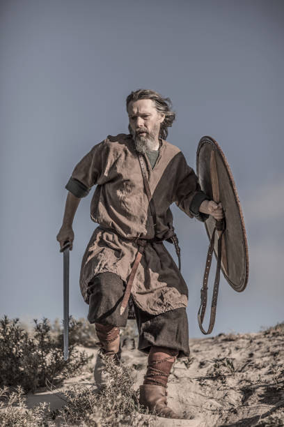 un guerrier viking individuels sur une dune de sable de champ de bataille - sol caractéristiques dune construction photos et images de collection