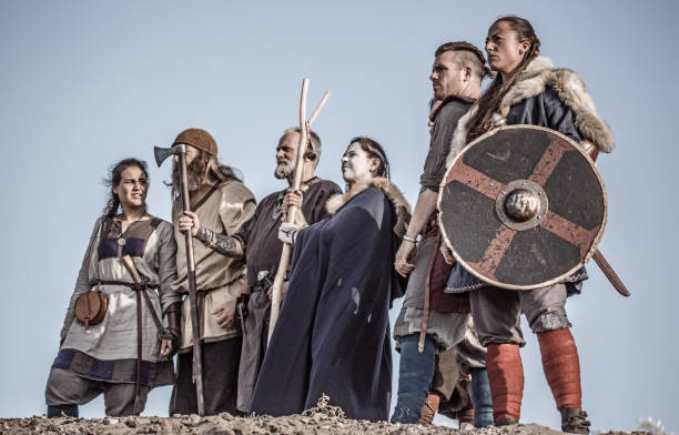 une horde d’arme maniant des guerriers vikings sur une dune de sable de champ de bataille - sol caractéristiques dune construction photos et images de collection