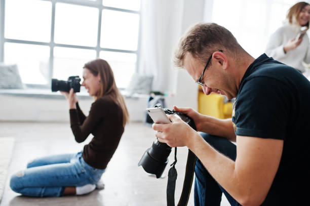 2 つの写真スタジオで撮影のチ�ーム。仕事でプロの写真家。 - couple indoors studio shot horizontal ストックフォトと画像