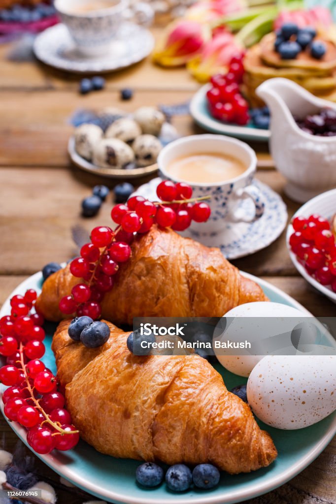 Bữa sáng phục sinh phẳng với cà phê tươi, quả mọng và bánh ngọt, hoa tulip cam, bánh sừng bò với thịt xông khói và đồ ngọt khác nhau, trứng màu và đồ trang trí ngày lễ mùa xuân. Góc nhìn hàng đầu. Sa - Trả phí Bản quyền Một lần Ban ngày Bức ảnh sẵn có Bữa sáng phục sinh phẳng với cà phê tươi, quả mọng và bánh ngọt, hoa tulip cam, bánh sừng bò với thịt xông khói và đồ ngọt khác nhau, trứng màu và đồ trang trí ngày lễ mùa xuân. Góc nhìn hàng đầu. Sa - Trả phí Bản quyền Một lần Ban ngày Bức ảnh sẵn có