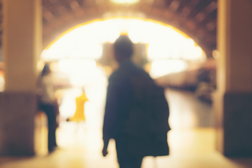 Tren Istasyonunda Gezginlerin Bulanık Arka Plan Stok Fotoğraflar