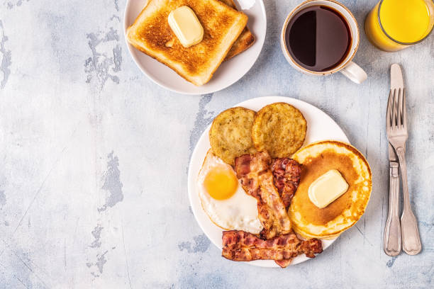 zdrowe pełne amerykańskie śniadanie z jajkami naleśniki z bekonem i latkes - breakfast eggs plate bacon zdjęcia i obrazy z banku zdjęć