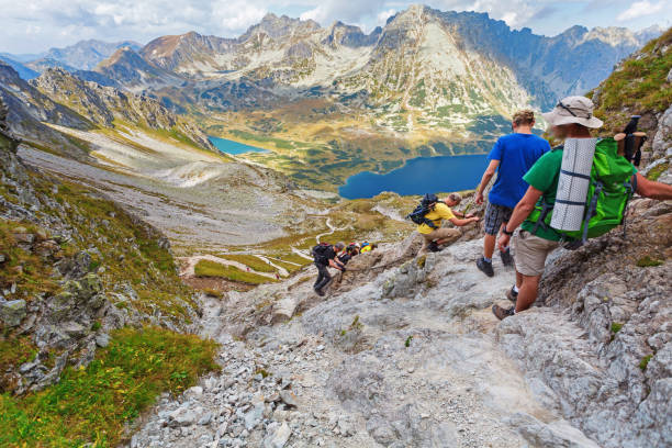 туристы, спускаясь с перевала спигласова, горы татри, польша - tatra mountains healthy lifestyle leisure activity mountain стоковые фото и изображения