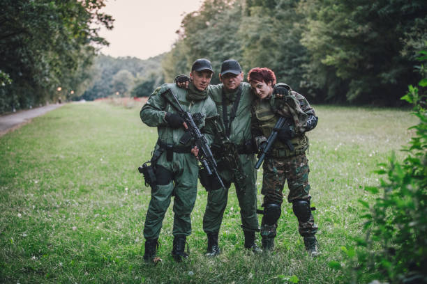 freundschaft unter den soldaten der armee - gun women handgun armed forces stock-fotos und bilder