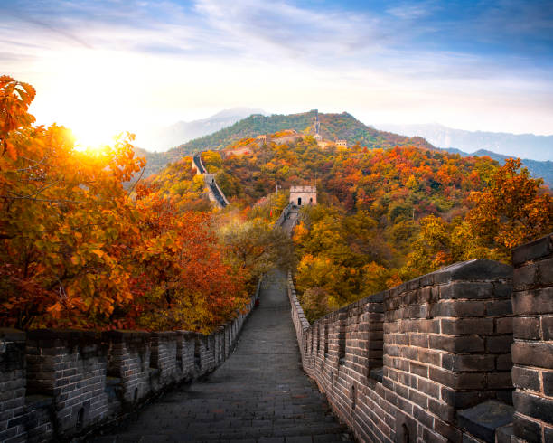 chino gran pared en otoño y del atardecer, la montaña y punto de referencia muy famoso para viajar cerca de la ciudad de beijing - badaling fotografías e imágenes de stock