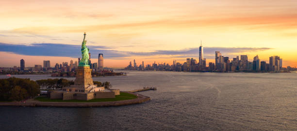 liberty statue in new york city with manhatttan background - new york city new york state skyline city imagens e fotografias de stock