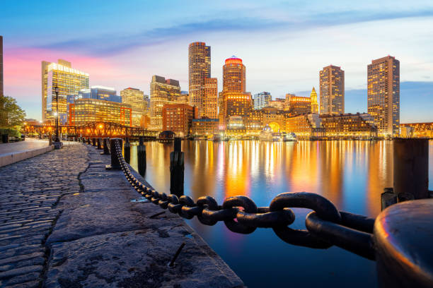 port w bostonie z pejzażem miejskim i panoramą słońca o zachodzie słońca - boston skyline harbor city zdjęcia i obrazy z banku zdjęć