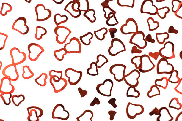 scintillio cuori di coriandoli rossi su sfondo bianco. - heart shape confetti small red foto e immagini stock
