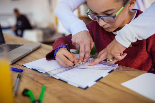 mamma che aiuta il figlio con la matematica - little boys measuring expressing positivity intelligence foto e immagini stock